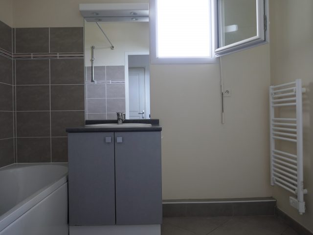 Appartement Avrillé salle de bains E-BIS-IMMOBILIER